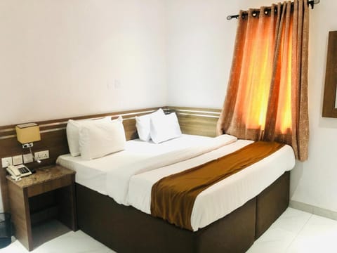 Premium bedding, in-room safe, free WiFi, bed sheets