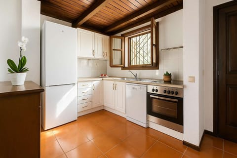 Fully Equipped Kitchen with Traditional Touches
All modern appliances provided, including oven, stove, and ample counter space.

