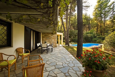 Shaded Exterior Sitting Area
Relax outdoors with natural shade and comfortable seating, ideal for morning coffee or evening drinks.