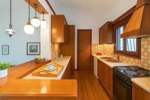 Fully Equipped Kitchen – Warm Wood Finish
Includes modern appliances, full counter space, and all cooking essentials.