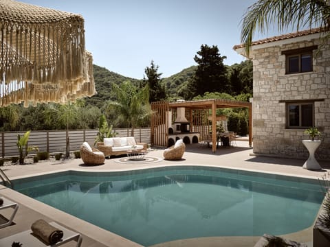 Luxury unfold in perfect matrimony with the natural & nautical surroundings.