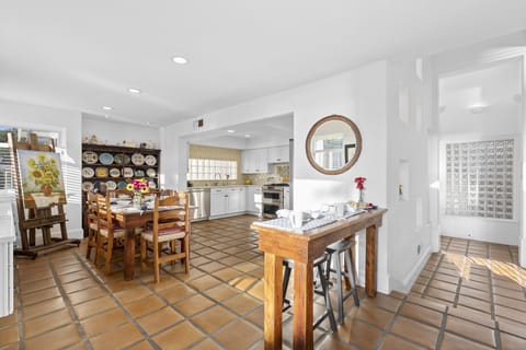 Dining for 6 plus bar seating