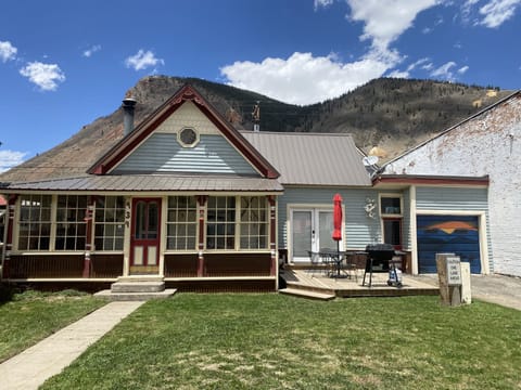 Great outdoor space! Deck, Grill and 80 ft drive way!