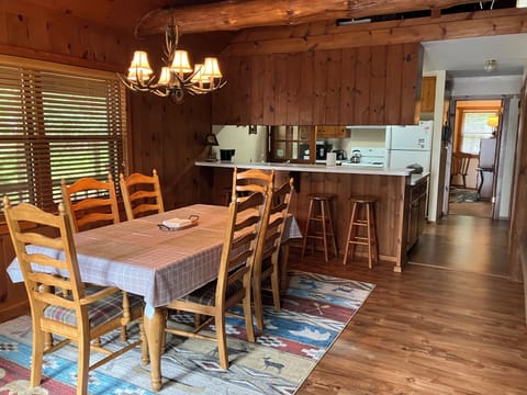 Dining room with seating for 6+