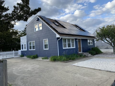 Parking for 6 smaller cars or 4 large cars