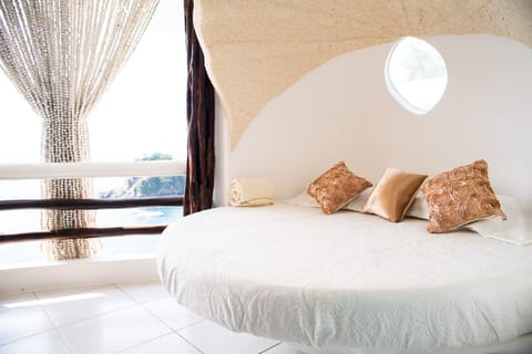 Deluxe Studio Suite (Cristopher and Elisa) | Individually decorated, individually furnished, desk, laptop workspace