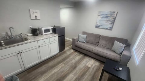 Studio, 1 Queen Bed with Sofa bed, Kitchenette | Living area