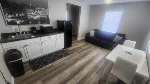 Deluxe Suite, 1 Queen Bed with Sofa bed | Private kitchen