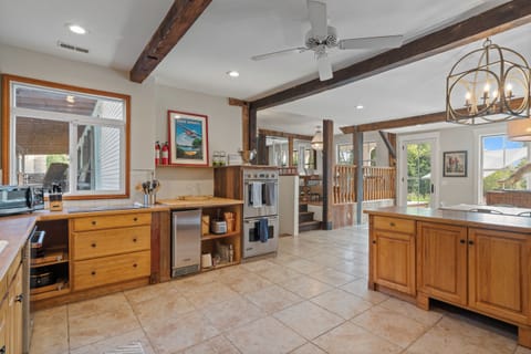 Fully equipped kitchen, microwave, dishwasher, drip coffee maker.