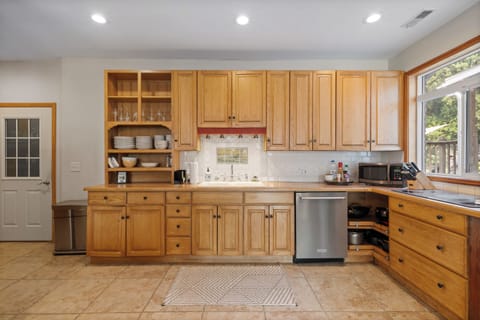 Fully equipped kitchen, microwave, dishwasher, drip coffee maker.