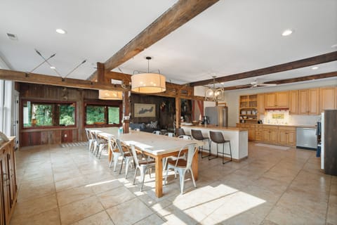 Open concept dining area to kitchen