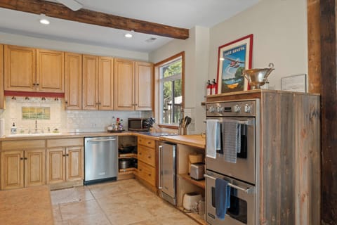 Fully equipped kitchen, microwave, dishwasher, drip coffee maker.