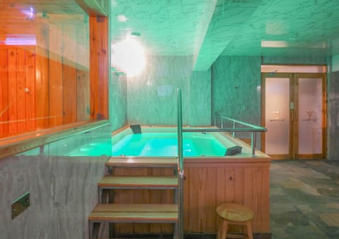 Couples treatment rooms, sauna, hot tub, steam room, hydrotherapy