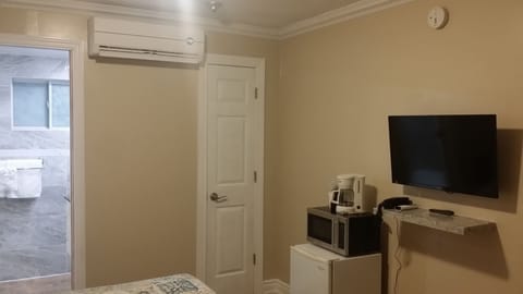 Room, 1 Queen Bed | Room amenity