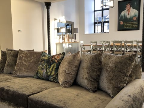 House | Living area | 32-inch LCD TV with digital channels, TV