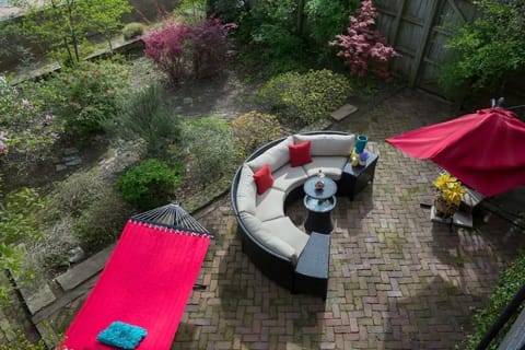 English Courtyard patio (shared area)