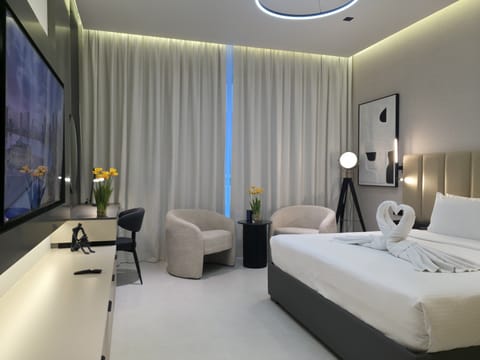 Premium Room, 1 King Bed | Hypo-allergenic bedding, minibar, in-room safe, individually decorated