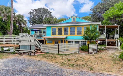 Welcome to Historic Folly Barrack House! Ample Outdoor & Deck Spaces