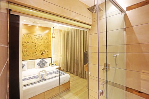 Deluxe Double Room | Minibar, in-room safe, desk, blackout drapes