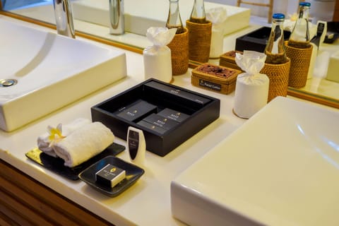 Separate tub and shower, deep soaking tub, free toiletries, hair dryer