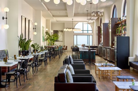 2 bars/lounges, cocktail bar