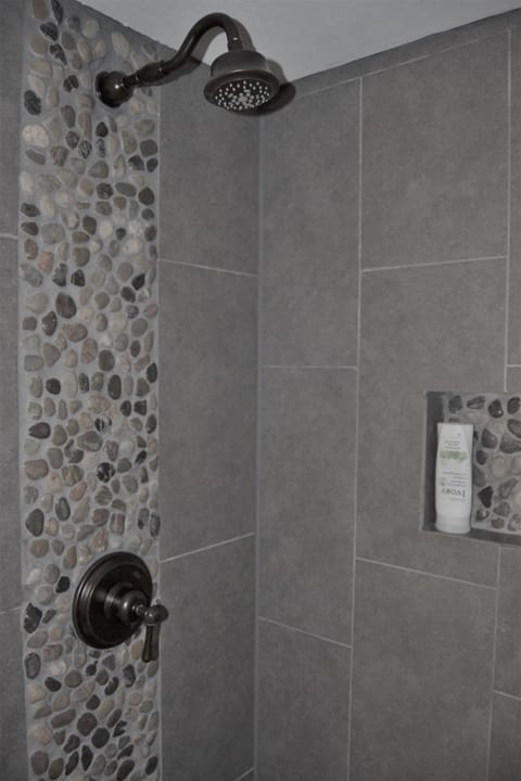 Das Zimmer - Private Bath stone and tile shower