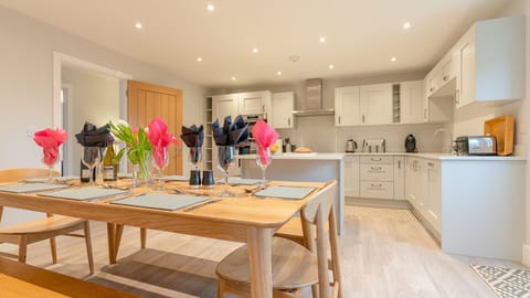 Kitchen with dining table, Maple House, Bolthole Retreats