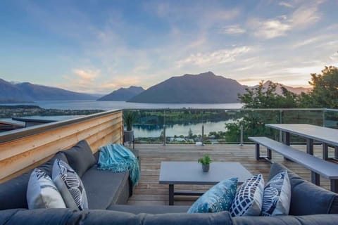 Expansive Balcony with BBQ and Stunning Views – Enjoy alfresco dining on this spacious balcony, complete with a BBQ and panoramic views of the lake and mountains, ideal for both relaxation and entertaining in a picturesque setting.