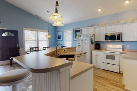 Large kitchen with counter seating