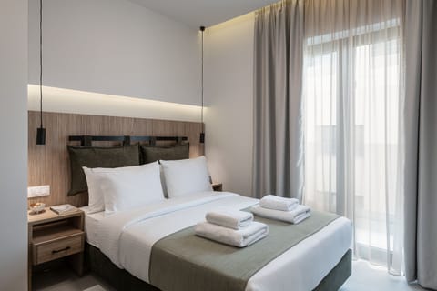 Comfort Single Room | Minibar, in-room safe, desk, blackout drapes