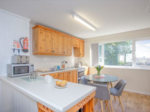 Kitchen/diner | 117 Atlantic Reach - Atlantic Reach Holiday Park, Newquay