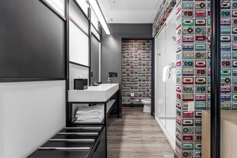 Shower, rainfall showerhead, free toiletries, hair dryer