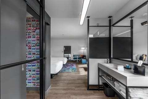 Shower, rainfall showerhead, free toiletries, hair dryer