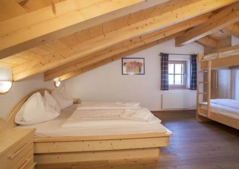 House | 3 bedrooms, WiFi, individually furnished, bed sheets