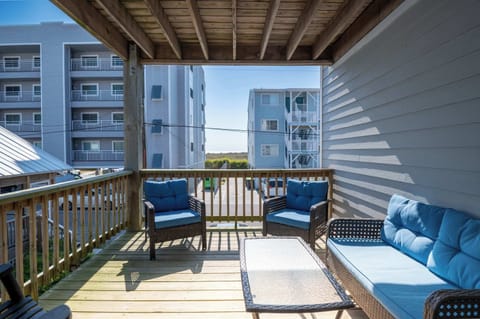 Ocean view deck-seating for five