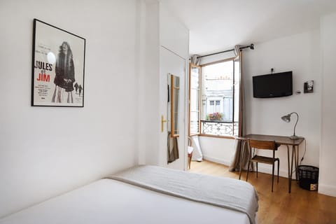 Single Room | Desk, laptop workspace, soundproofing, iron/ironing board