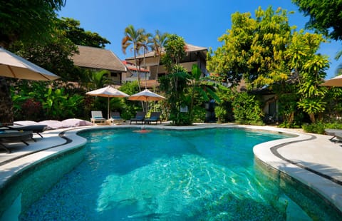 Outdoor pool, pool umbrellas, sun loungers
