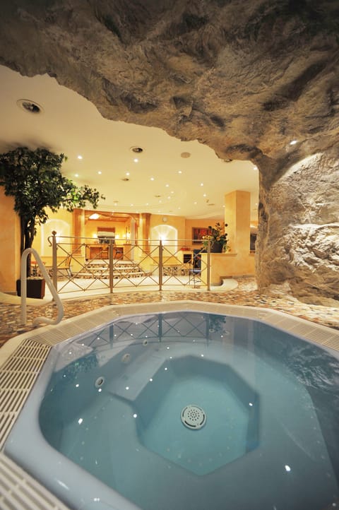Indoor spa tub