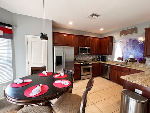 Plenty seating for your group, kitchen table, counter seating and dining table