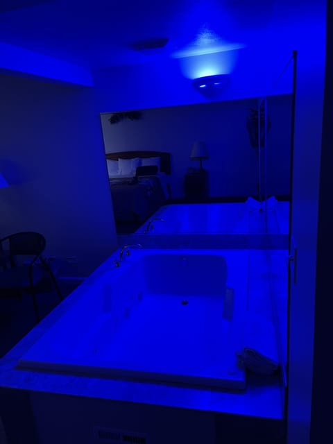 King Whirlpool Suite | Bed sheets