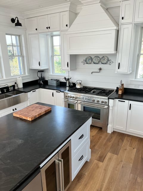 48 in. Thermador dual fuel range 6 burners, griddle, prof hood, pot filler