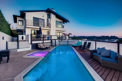 no matter the time of day, the villa lights up with incredible colors! 