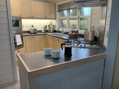 Cottage | Private kitchen | Fridge, microwave, oven, stovetop