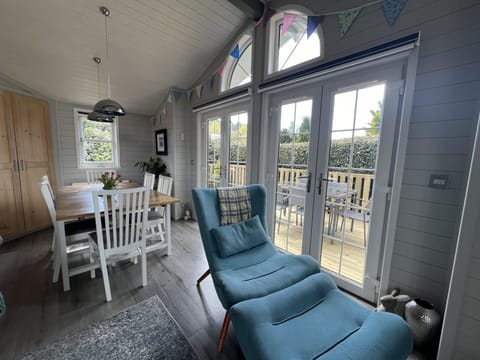 Cottage | Living area | 30-inch TV with digital channels, fireplace