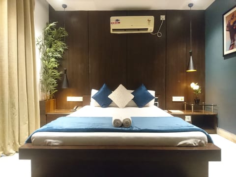 Premium Queen-size Room | 1 bedroom, down comforters, memory foam beds, in-room safe