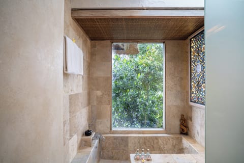 Combined shower/tub, rainfall showerhead, free toiletries, hair dryer