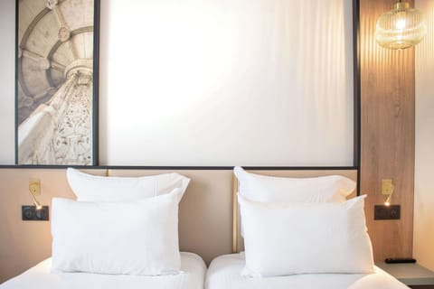 Premium bedding, desk, blackout drapes, soundproofing