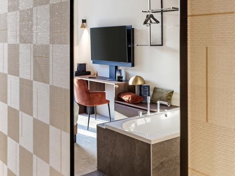 1 bedroom, in-room safe, desk, iron/ironing board