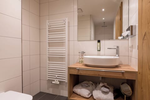 Deluxe Room, Balcony | Bathroom | Hair dryer, bathrobes, towels