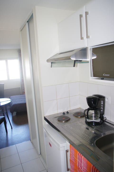 Studio | Private kitchenette | Fridge, microwave, stovetop, cookware/dishes/utensils